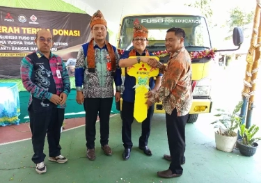 KTB Donasikan 1 Unit Fuso Canter Euro4 ke SMK untuk Membangun Kualitas Sekolah Kejuruan