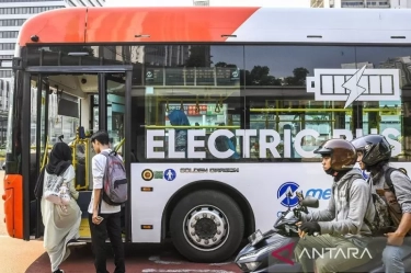 Menko Airlangga Dorong Daerah Lain Tiru Jakarta Adopsi Bus Listrik