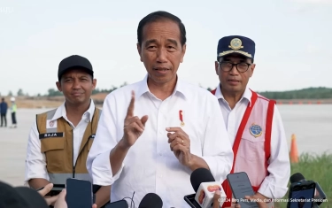 Pesawat Kepresidenan RI Perdana Mendarat di Bandara IKN, Jokowi: Mulus Banget Turunnya