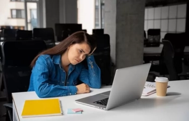 Simak! 5 Tanda Perempuan Kesepian dan Tidak Bahagia, Salah Satunya Sering Online di Media Sosial