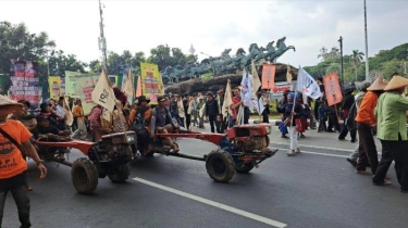 Demo di Patung Kuda, Petani Kerahkan Traktor dan Bawa Hasil Bumi