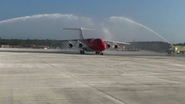 Pendaratan Perdana Pesawat Kepresidenan di Bandara IKN Disambut Tradisi Water Salute