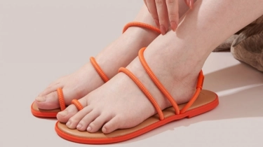 Bye Sandal Jepit Biasa! Intip Inspirasi Alas Kaki Kekinian yang Berdesain Chic & Stylish