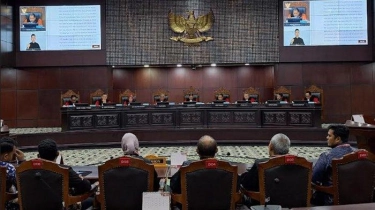 Momen Hakim Konstitusi Guntur Hamzah Terisak Baca Dissenting Opinion di Sidang Perkara Hak Asuh Anak