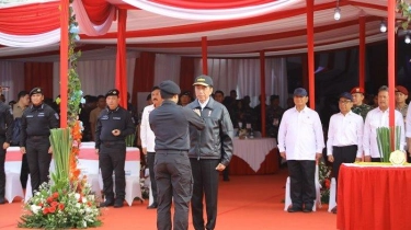 Prabowo Dampingi Jokowi saat Penganugerahan Brevet Hiu Kencana TNI AL