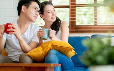 8 Tanda Seorang Pria Sangat Berkomitmen pada Anda, Bahkan Jika Dia Tidak Terlalu Romantis