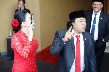 Kelakar Komeng Usai Dilantik Jadi Anggota DPD RI, Jangan Dorong-dorong Emang Gue Mobil Mogok?