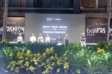 Usung Tema 'From Your Trash to Fashion Runway', House of Inang Ecofashion Kembali Gelar Fashion Show di Bali Fashion Trend 2024