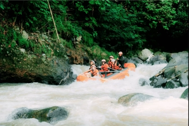 3 Rekomendasi Penyedia Layanan Rafting di Sungai Cisadane Bogor