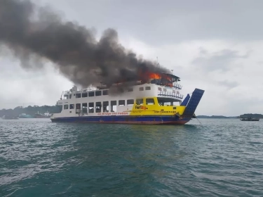 Aksi Personel Lantamal IV Batam Selamatkan 12 Awak Kapal yang Terbakar Hebat di Pelabuhan Punggur Batam