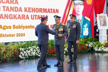 Kapolri Sematkan Tanda Kehormatan Bintang Bhayangkara Utama kepada Panglima TNI dan Tiga Kepala Staf Angkatan