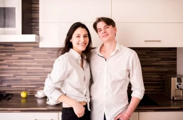 10 Alasan Unik Mengapa Beberapa Pria Menyukai Perempuan yang Lebih Dewasa, Apa Saja?