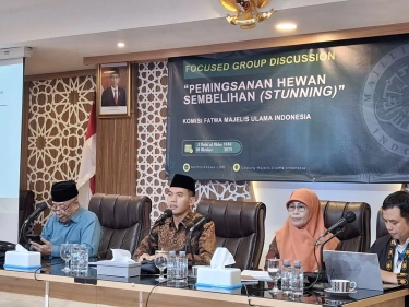 Bikin Heboh Medsos, MUI Bahas Ketentuan Penyembelihan Hewan dengan Metode Pemingsanan di RPH Surabaya