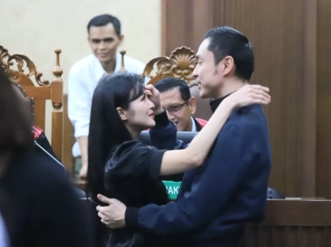 Momen Sandra Dewi Melepas Rindu, Peluk Sang Suami Harvey Moeis Usai Menjalani Persidangan di Pengadilan Negeri Jakarta Pusat