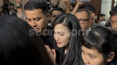 Bertemu Suami, Begini Penampakan Sandra Dewi saat Hadiri Sidang Harvey Moeis