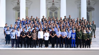 Foto Bersama Sekaligus Pamitan ke Pekerja di Istana, Jokowi dan Iriana: Terima Kasih Semuanya