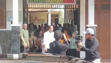 Seminggu Jelang Pensiun, Presiden Jokowi Safari Sekolah di Solo, Jajal Bangku dan Ketemu Teman Lama