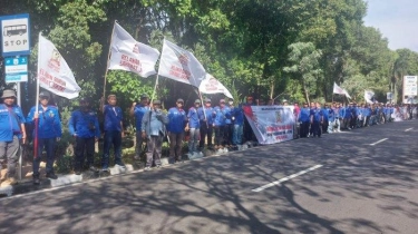 Relawan Buruh Pendukung Jokowi Tumpah Ruah di Jalan Antar Jokowi Pulang ke Solo