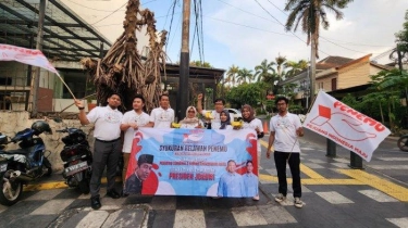 Sambut Prabowo jadi Presiden, Relawan Pejuang Potong Tumpeng hingga Bagi-bagi Pisang di Thamrin