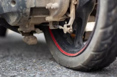 Ban Motor Bocor tapi Dipaksakan Jalan Sembari Dinaiki, Siap-Siap Risikonya Makin Parah!