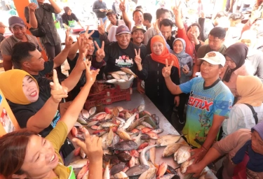 Khofifah Bertemu Ribuan Nelayan Banyuwangi, Siap Wadahi Aspirasi Perluasan TPI Hingga Pembangunan Breakwater