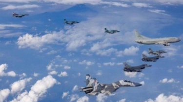 Penampakan Jokowi Pulang Kampung ke Solo Dikawal 8 Jet Tempur, F16 hingga Sukhoi