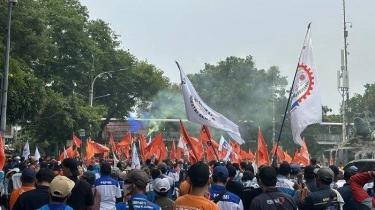 Buruh Demo di Patung Kuda Jakarta Pusat, Tuntut Upah Naik 10 Persen dan Ancam Gelar Mogok Nasional