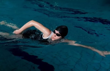 Jarang Diketahui! Manfaat Berenang Malam Hari Memiliki, Dapat Menyehatkan Jantung