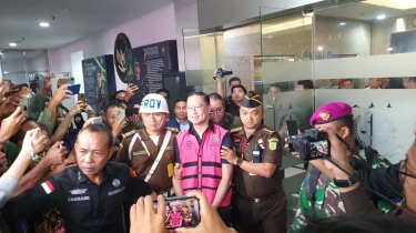 Keluar Pakai Baju Tahanan, Thomas Lembong Mantan Timses Anies Masih Tersenyum