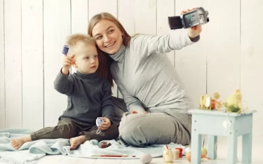 Orang-orang yang Membanjiri Media Sosial dengan Foto Anak-anak Mereka Biasanya Menampilkan 8 Kepribadian Ini Menurut Psikologi