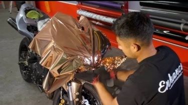 Ada Niatan Ganti Warna Bodi Motor Tapi Malas Ngecat? Bisa Pakai Wrapping, Tapi Ketahui Dulu Plus-minusnya