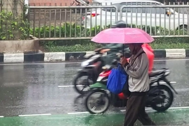 BMKG Prakirakan Hujan Disertai Petir Mengguyur Mayoritas Kota Besar Indonesia