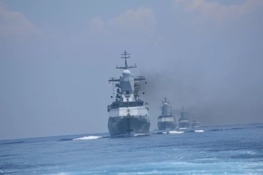 Keren! Intip Nih Penampakan Kapal-Kapal Perang TNI AL dan Rusia dalam Latihan Bersama di Laut Jawa