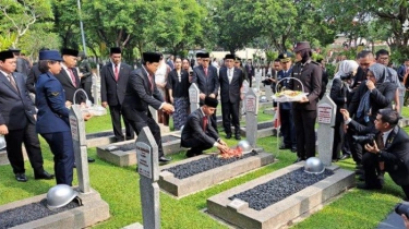 Hari Pahlawan, Gibran Tabur Bunga di Makam BJ Habibie, Adam Malik Hingga Ani Yudhoyono