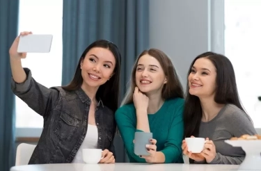 Tanda Psikologis Perempuan Suka Menjadi Pusat Perhatian: 10 Sifat yang Sangat Melekat dalam Kehidupan Sehari-hari