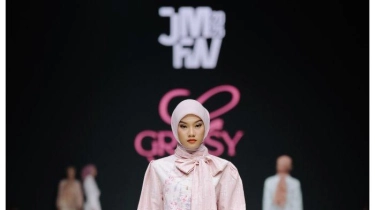 Busana Motif Taman Bunga Karya Rateh Wulandari Ditampilkan di Pekan Mode Muslim Jakarta