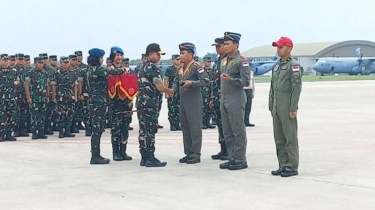 Panglima TNI Kalungkan Medali Prajurit TNI Usai Bantu Warga Terdampak Badai Katrine di Filipina