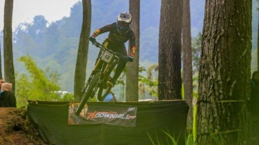 Turun Gunung dengan Ban Bocor, Rendy Varera Sabet Juara Umum 76 Indonesian Downhill 2024