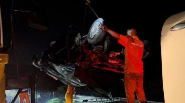 Petugas Evakuasi Mobil Terakhir Kecelakaan Beruntun di Tol Cipularang KM 92, Kodisi Ringsek Parah