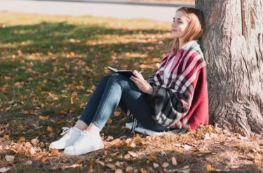 Orang Ekstrovert Gak Akan Paham: Ini 4 Tanda Orang Introvert yang Percaya Diri Menurut Psikologi