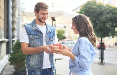 Cinta Tanpa Syarat: 8 Perilaku Orang yang Lebih Banyak Memberi daripada Menerima dalam Hubungan Romantis