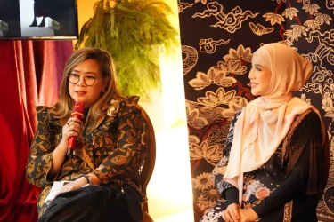 Kolaborasi dengan Mel Ahyar, Chacha Frederica Kenalkan Motif Batik Kendal lewat ‘Kendil Emas’