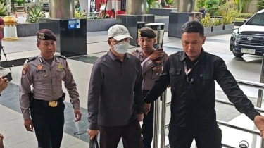 BREAKING NEWS Pakai Masker dan Topi, Gubernur Bengkulu Rohidin Mersyah Tiba di Gedung KPK