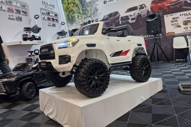 Bisa jadi Kado Buat Kesayangan Nih Bun, Intip Spesifikasi Mobil Mainan Toyota Hilux GR Sport Mini