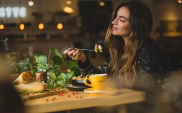 Jika Kamu Ingin Lebih Disiplin dalam Menjaga Pola Makan, Segera Tinggalkan 9 Kebiasaan Ini