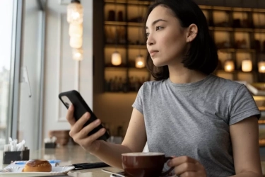 Seseorang yang Terbiasa Makan Sambil Main Handphone, Menurut Psikologi Sering Menunjukkan 7 Kebiasaan Ini