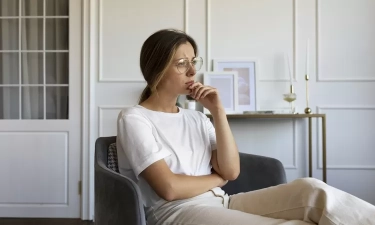 Perempuan yang Sebenarnya Cerdas Tapi Punya Harga Diri Rendah, Biasanya Sering Melakukan 9 Perilaku Ini