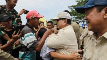 Bahagianya Warga Karawang saat Anaknya Digendong dan Dicium Prabowo: Tangannya Empuk