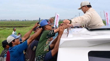 Momen Prabowo Disambut Ribuan Warga Seusai Kunjungi Tambak Ikan Nila Salin di Karawang