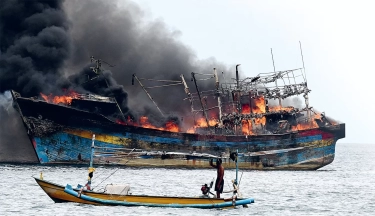 Kapal Terbakar di Ketapang Banyuwangi Terseret sampai Selat Bali